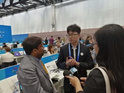 北京頭條:(貿大志愿者孫浩宇)現場翻譯 助力記者采訪