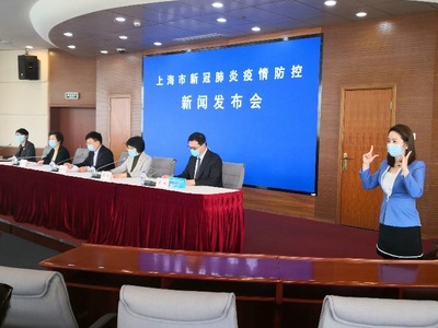 戴口罩的手語翻譯:上海讓聽障人士更懂新冠